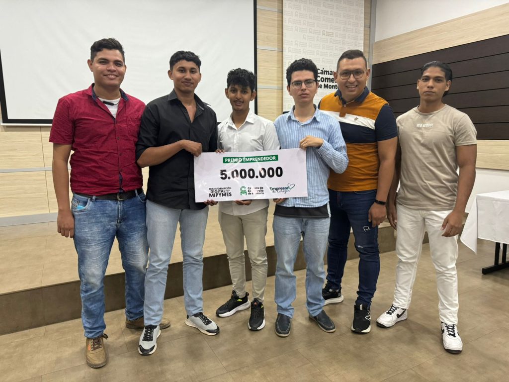 Equipo de Tache Technology recibiendo reconocimiento en la Cámara de Comercio de Montería, noviembre 2024.